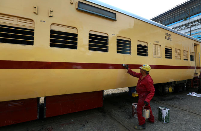पिवळ्या आणि चॉकलेटी रंगात रंगलेल्या ट्रेन