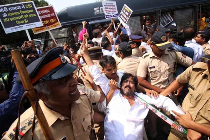 मुंबई काँग्रेस अध्यक्ष संजय निरुपम यांच्या नेतृत्वात हे आंदोलन करण्यात आलं. पोलिसांनी आंदोलनकर्त्यांना रस्त्यात अडवलं होतं (छायाचित्र - अमित चक्रवर्ती)