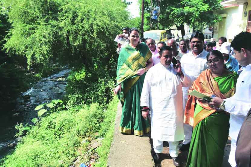 सातपूर विभागातील प्रभाग २६ मधील नाल्याची पाहणी करताना महापौर रंजना भानसी. समवेत दिनकर पाटील आणि नगरसेवक.