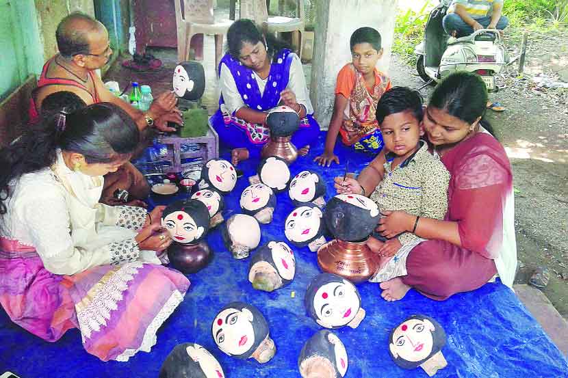 घटांच्या रूपात शहाळ्याचे मुखवटे