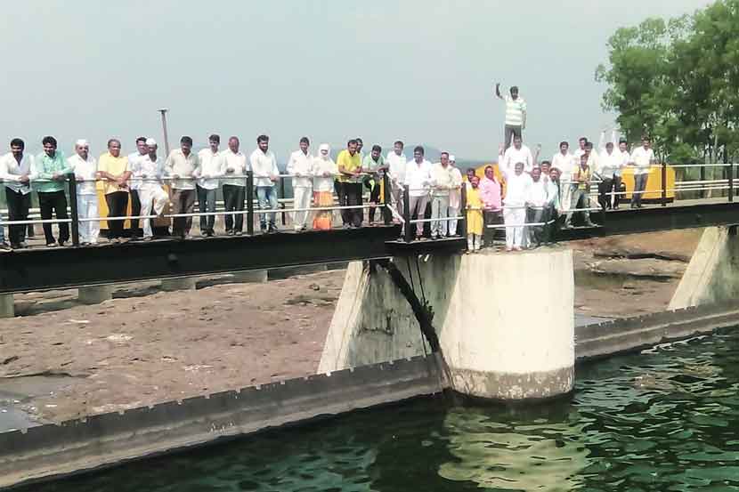 दारणा धरणावर धडक देऊन आंदोलन करणारे शेतकरी, शिवसेनेचे पदाधिकारी.