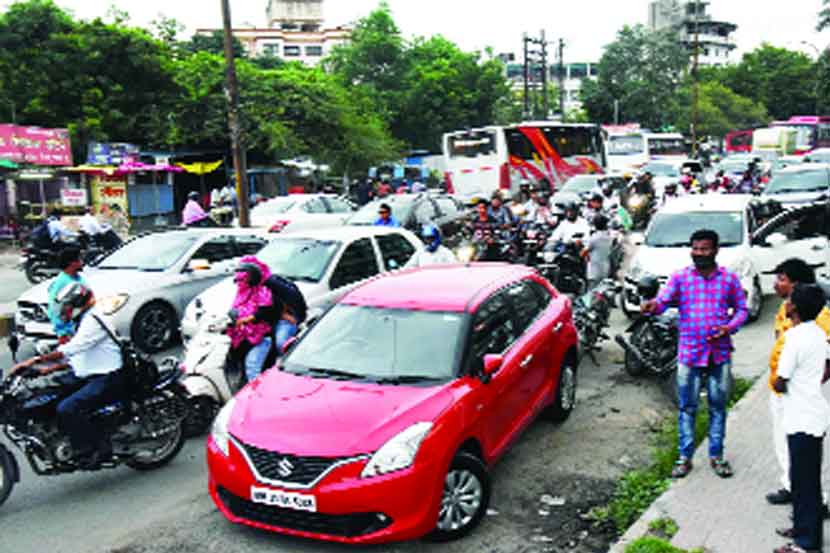 वर्धा मार्गावर होणारी वाहतूक कोंडी.