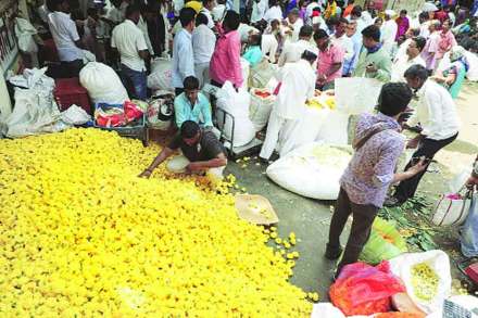 किरकोळ बाजारात झेंडूची विक्री प्रतिकिलो ८० ते १२० रुपये दराने होत आहे