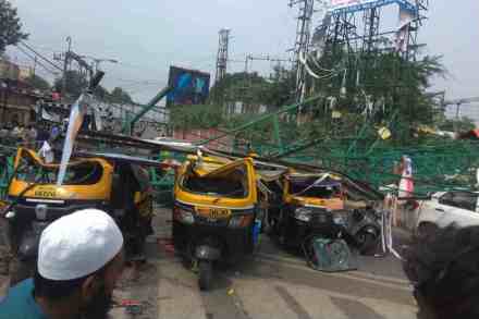 pune hoarding collapse