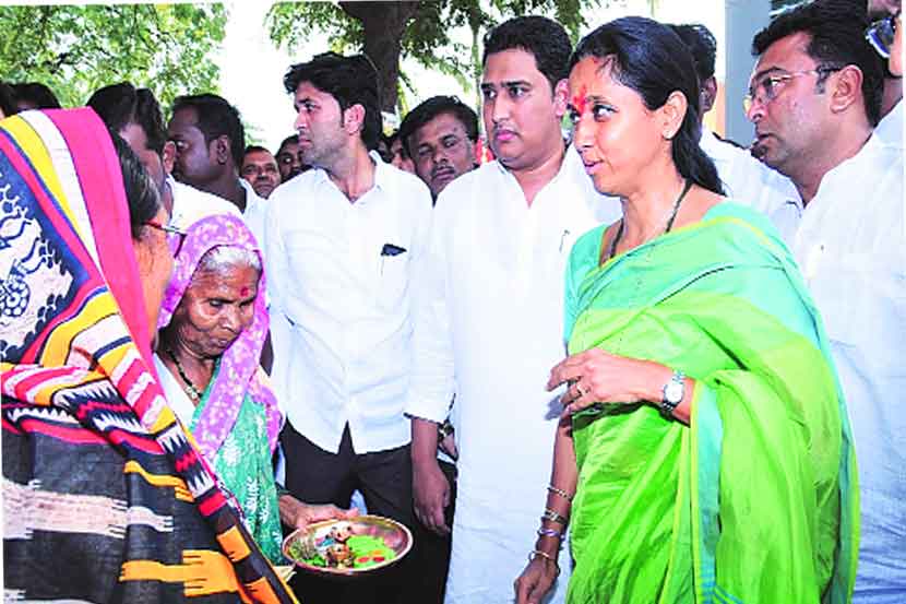 राष्ट्रवादीच्या महिला मेळाव्याप्रसंगी सुप्रिया सुळे यांचे महिलांनी औक्षण करून स्वागत केले.  आशुतोष काळे, संदीप वर्पे आदी उपस्थित होते.