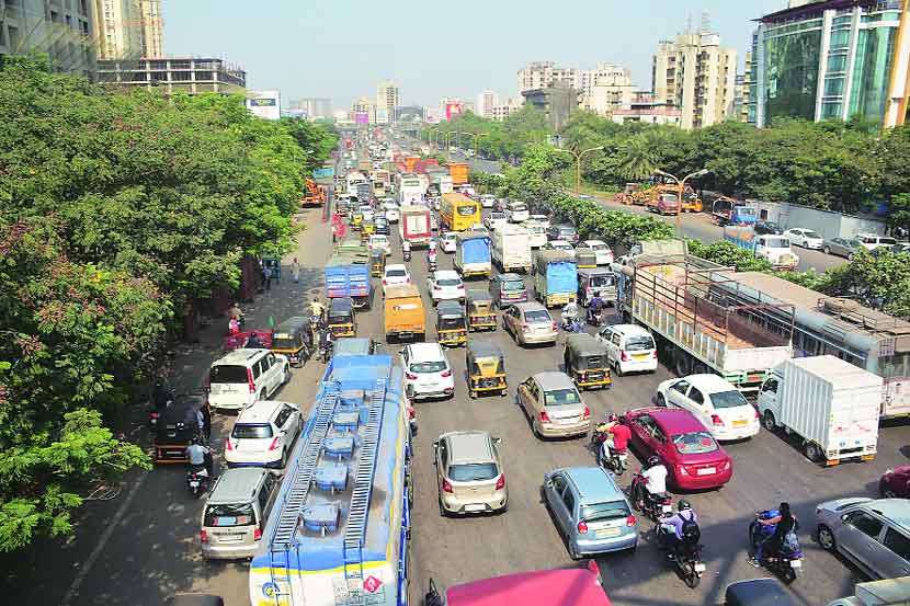 पूर्व द्रुतगती महामार्गावर मेट्रोसाठी माती परीक्षण सुरू केल्यामुळे कोंडी होत आहे. (छायाचित्र : सचिन देशमाने)