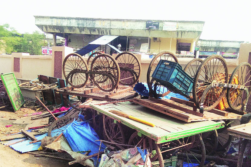 नाटय़गृहाच्या आवारात जप्तीच्या सामानाचे अतिक्रमण