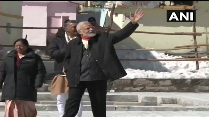 मंदिराबाहेर आल्यानंतर भाविकांना अभिवादन करताना पंतप्रधान मोदी