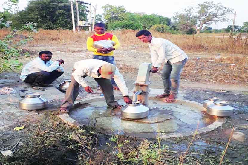 बागलाण तालुक्यातील बहिराणे गाव पाण्यासाठी संपूर्णपणे हातपंपावर अवलंबून असून तोही कधीही बंद पडण्याच्या स्थितीत आहे.

      (छाया- विजय धोंडगे)