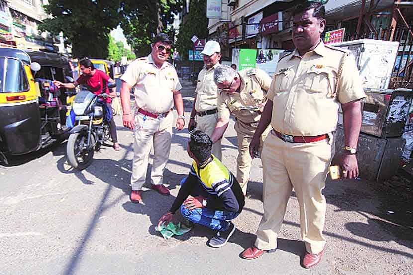 तंबाखू, गुटखा, पानमसाला खाऊन सार्वजनिक ठिकाणी थुंकणाऱ्यांवर पालिकेने सोमवारपासून कारवाई सुरू केली आहे. दंडाबरोबरच अस्वच्छ केलेली जागा संबंधितांकडून स्वच्छही करून घेतली जात आहे.