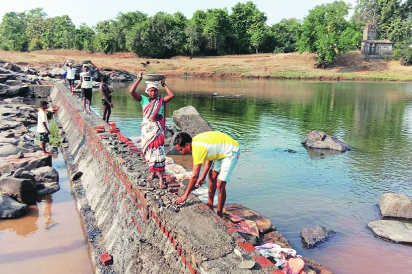 लोकवर्गणी, श्रमदानातून आठ दिवसांत बंधारा