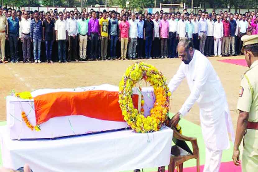 चिडे यांना श्रद्धांजली अर्पण करताना केंद्रीय गृहराज्यमंत्री हंसराज अहीर 