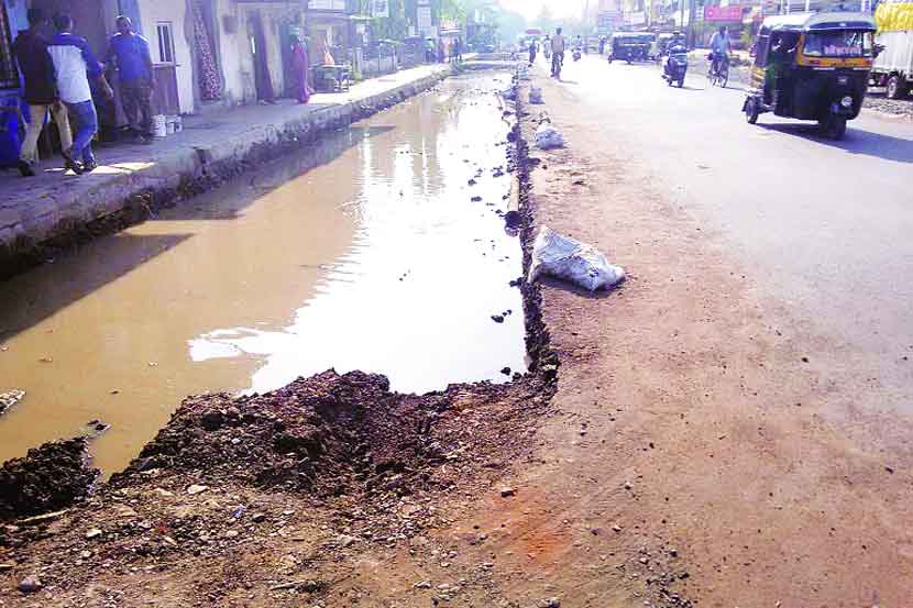 रस्ता रूंदीकरणाच्या कामांमुळे जलवाहिनी फुटल्याने रस्त्याच्या कडेला पाणी साचले.