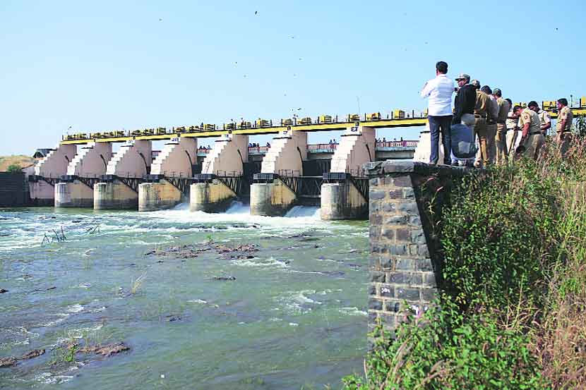 जायकवाडीसाठी गंगापूर धरणातून सकाळी पाणी सोडल्यानंतर गोदावरी नदी खळखळून वाहू लागली. सायंकाळी धरणातून विसर्ग थांबविण्यात आला.