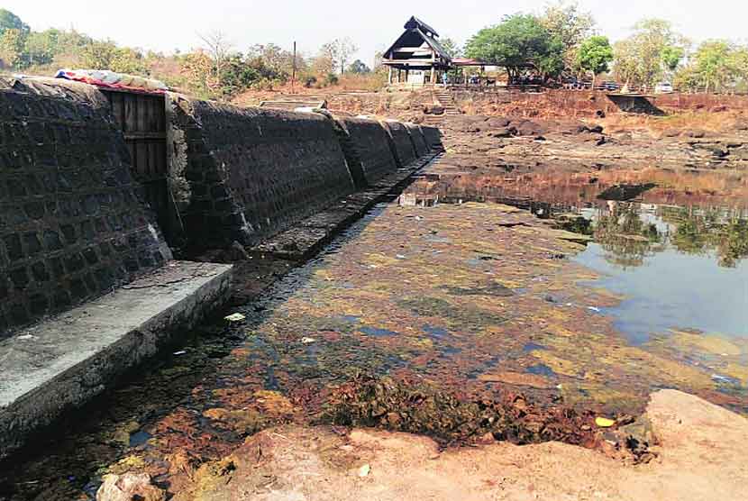 हराला पाणीपुरवठा करणाऱ्या सिद्धेश्वर बंधाऱ्यात केवळ नावालाच पाणी उरले आहे.