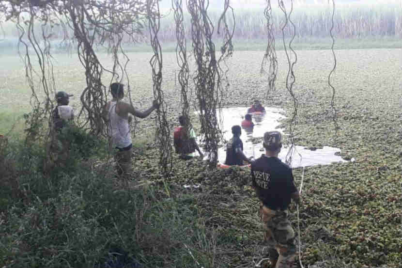 कोल्हापूर : येथील पन्हाळा मार्गावर जोतिबा फाटा येथे तवेरा कारचा टायर फुटून भीषण अपघात झाला. कार थेट रेडे डोहात घुसऱ्याने यातील ५ महिलांचा मृत्यू झाला आहे.