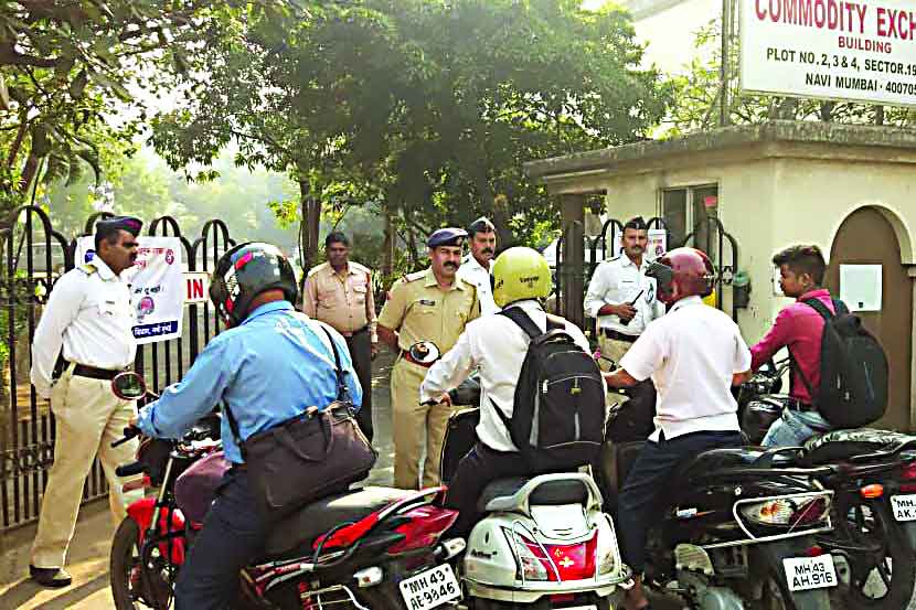  शासकीय कार्यालयांसह खासगी व व्यावसायिक संकुलांत हेल्मेटविना दुचकीचालकांना प्रवेशबंदीचा फतवा काढला आहे.