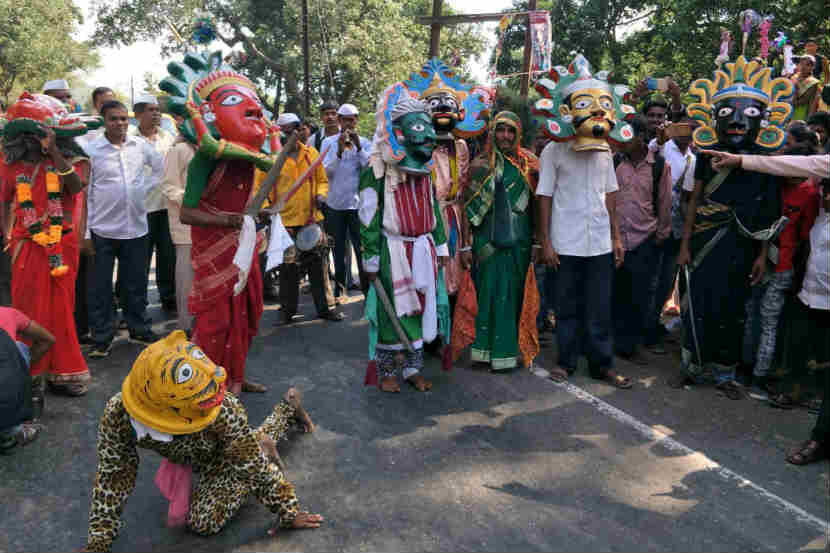 वाघोबा खिंड परिसरातील वाघोबा देवस्थानाचा वाघोबा उत्सव म्हणजे लहानग्यांपासून थोरल्यापर्यंत आदिवासी- बिगरआदिवासी बांधवांचा आनंदोत्सव असतो. (छाया: नीरज राऊत)