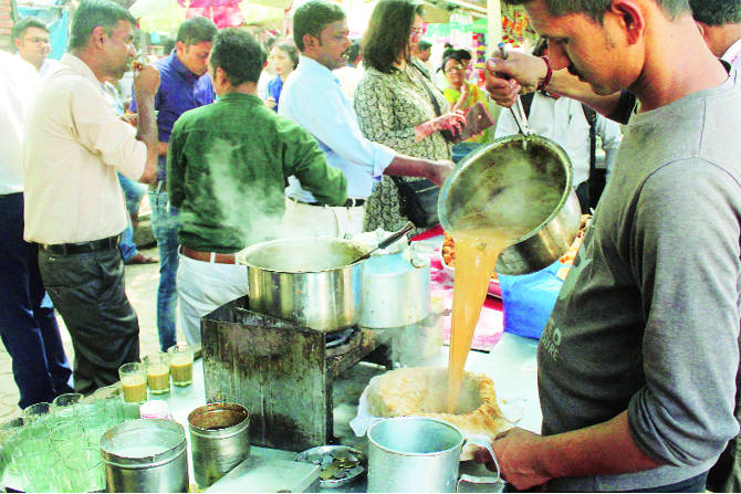 भगभगणाऱ्या स्टोव्हवरील पितळेच्या भांडय़ात उकळणारा चहा नाही म्हणता म्हणता तुमचं टॉनिक होऊन जातं.