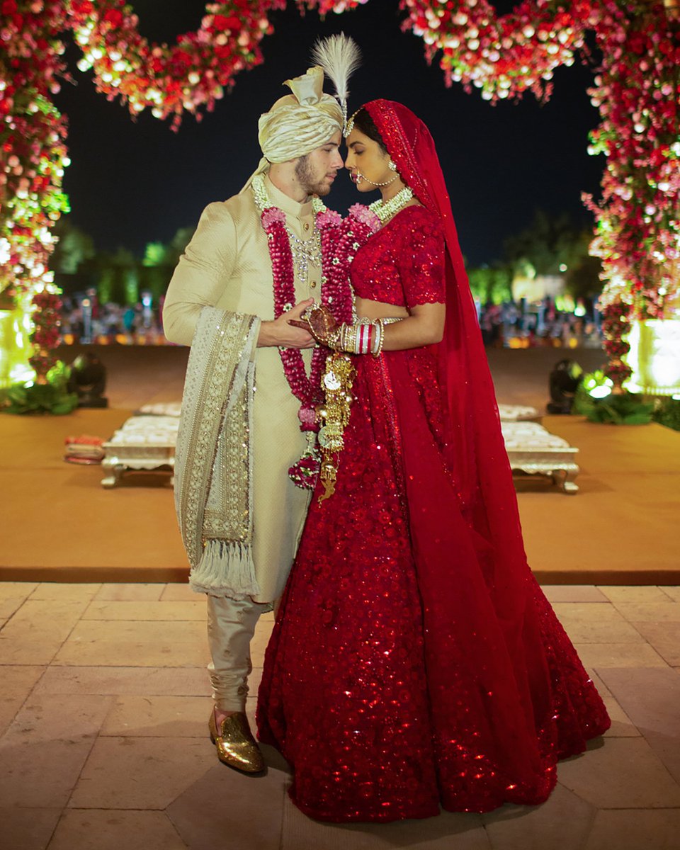 बॉलिवूड अभिनेत्री प्रियांका चोप्रा आणि अमेरिकन गायक निक जोनास नुकतेच विवाहबंधनात अडकले. राजस्थानमध्ये पार पडलेल्या या स्वप्नवत लग्नसोहळ्याचे फोटो समोर आले आहेत.