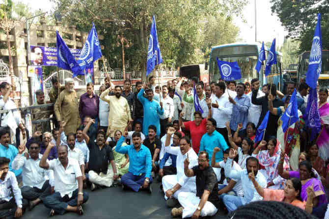 रामदास आठवलेंवरील हल्ल्याचा निषेध; पुण्यात रस्ता रोको