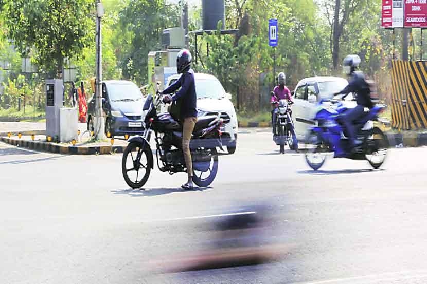 सर्वाधिक रहदारीचा पामबीच मार्गावरही वाहतुक नियमांची सर्रास पायमल्ली होत असून वाहनचालक जीव धोक्यात घालत आहेत.  (छायाचित्र : नरेंद्र वास्कर)