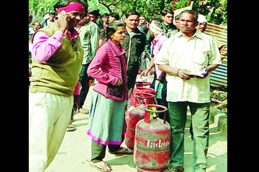 काँग्रेसनगर चौकातील गॅस एजन्सीसमोर बुधवारी सकाळी सिलिंडरसाठी अशी रांग लागलेली होती. (लोकसत्ता छायाचित्र)