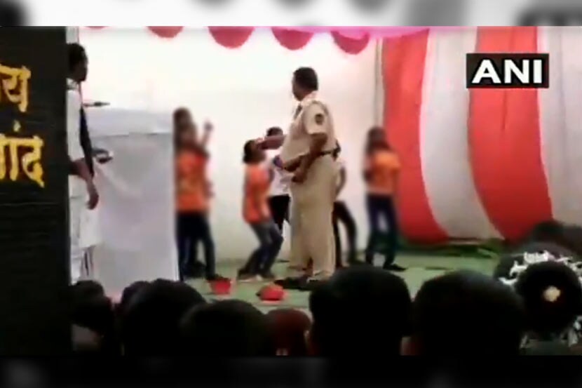 VIDEO: प्रजासत्ताक दिनी हवालदाराने उधळले विद्यार्थिनींवर पैसे