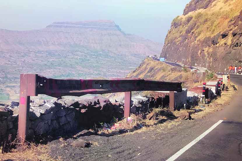 सप्तश्रृंगी गडावरील घाटातील धोकादायक वळणावरील कठडय़ांची अवस्था. (छाया - संदिप तिवारी)