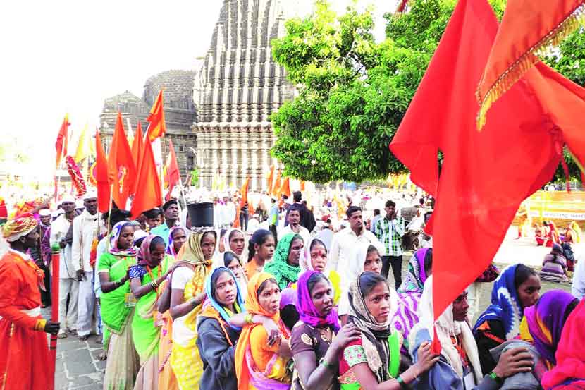 त्र्यंबकेश्वर संत निवृत्तिनाथ यात्रोत्सवानिमित्त वारकऱ्यांनी गजबजले आहे. (छाया- कमलाकर अकोलकर)