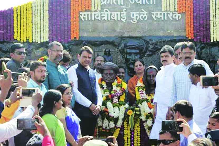 सावित्रीबाई फुले यांच्या जन्मदिनी मुख्यमंत्री देवेंद्र फडणवीस यांनी नायगाव (ता. खंडाळा) येथे दिलेल्या भेटीत राज्यातील इतर मागासवर्गीय समाजातील माळी समाजाला गोंजारण्याचा प्रयत्न केला