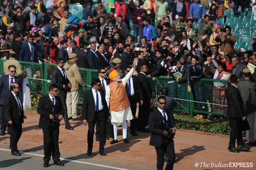 पंतप्रधान मोदींनी राजपथावर उतरत नागरिकांचे अभिनंद केले.