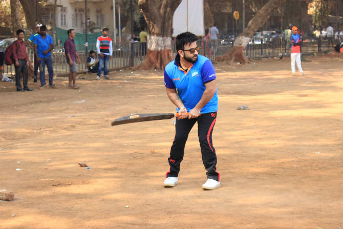 Photo : ‘मी पण सचिन’ म्हणत शिवाजी पार्कात रंगला सेलिब्रिटींचा क्रिकेट सामना