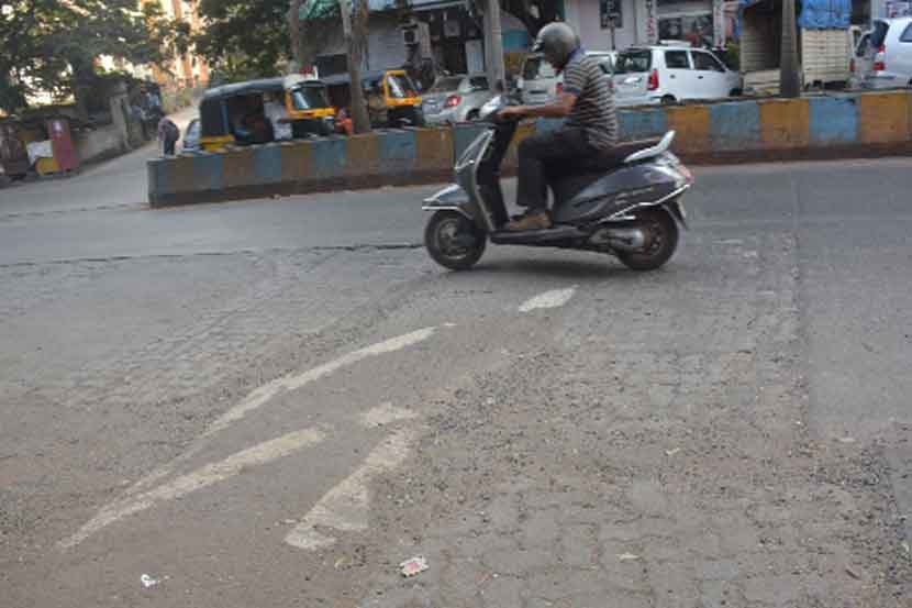 ठाण्यातील बहुतेक रस्त्यांवरील ही नियमदर्शक चिन्हे पुसट झाली आहेत