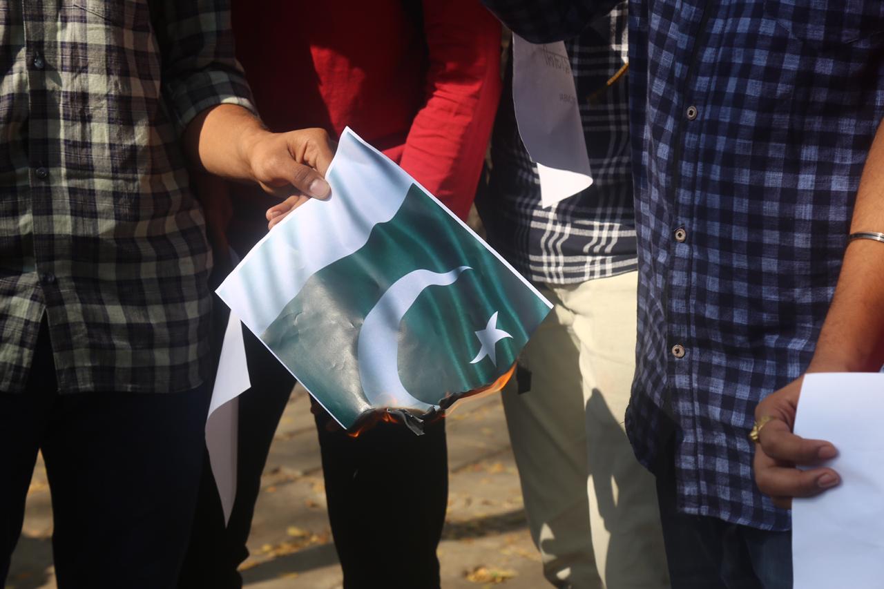 पाकिस्तानचा झेंडा आणि जाळून विद्यार्थ्यांनी या घटनेचा निषेध केला.