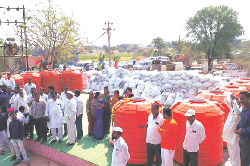 सोलापूर जिल्ह्य़ातील दुष्काळी भागात  शिवसेना युवा नेते आदित्य ठाकरे यांनी भेट देऊन तेथील शेतक ऱ्यांना पाणी साठविण्यासाठी टाक्या आणि जनावरांसाठी खाद्य या माध्यमातून मदतीचा हात दिला.