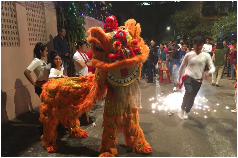 मुंबईतील एकमेव चिनी मंदिरात मुंबईत वास्तव्यास असलेल्या चिनी नागरिकांनी नूतन वर्षाचे उत्साहात स्वागत केले. (छायाचित्र: प्रदीप दास)