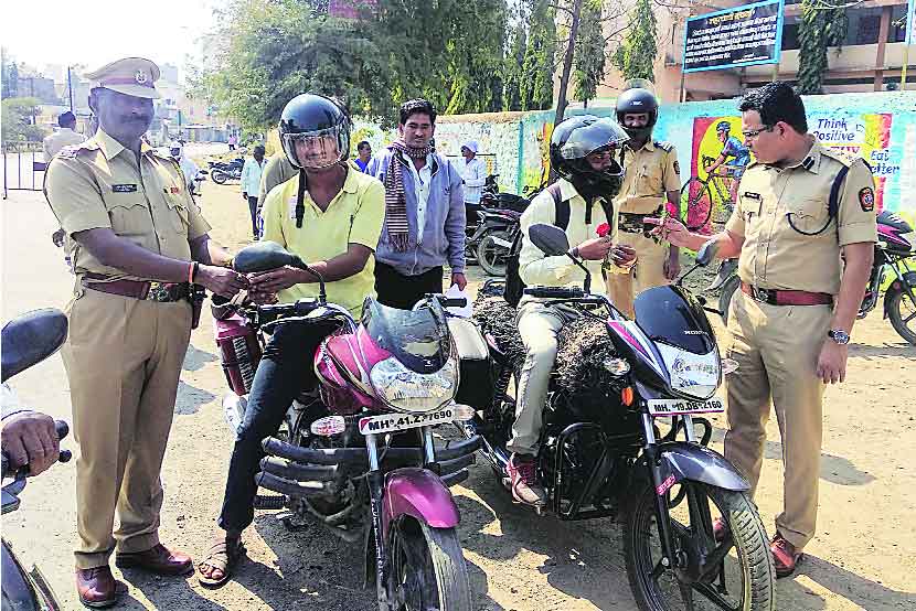 पोलीस अधीक्षक संजय दराडे यांनी देवळा येथे भेट देऊन कारवाईचा आढावा घेत हेल्मेट घालणाऱ्या वाहनचालकांचे कौतुकही केले.
(छाया- महेश सोनकुळे)