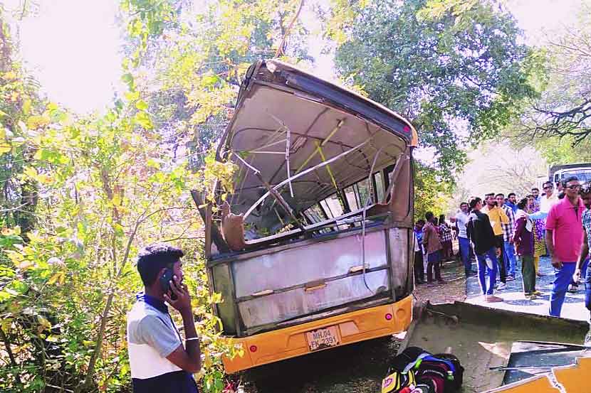 जे. पी. इंटरनॅशनल शाळेची बस पानेरी नदीजवळ  वडाच्या झाडावर आदळली.