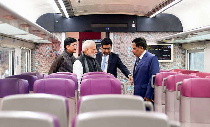 पंतप्रधान आणि रेल्वेमंत्री पियुष गोयल ट्रेनची पाहाणी करताना. भारतात निर्माण झालेल्या या ट्रेनविषयी पंतप्रधानांनी अभिमान व्यक्त केला. (पीटीआय)