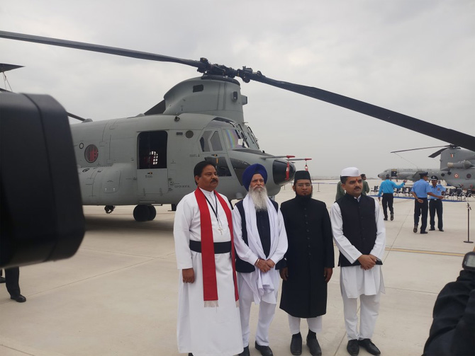 हिंदू, मुस्लिम, शीख, ख्रिश्चन धर्मगुरुंच्या उपस्थितीमध्ये हा हेलिकॉप्टरचा भारतीय हवाईदलात समावेश करुन घेण्यात आला.