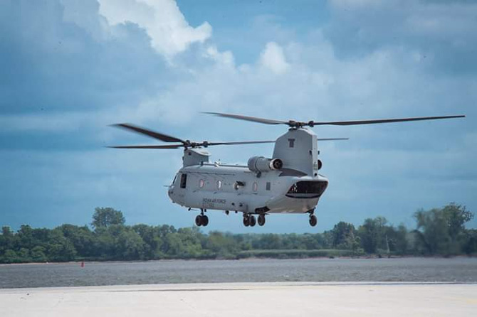 खराब हवामानात जिथे अन्य हेलिकॉप्टर वापरता येत नाहीत तिथे चिनुक हेलिकॉप्टर वापरता येते. हे हॅलिकॉप्टर ताशी २६९ किमी वेगाने एका वेळेस १२०० किमी अंतराचा प्रवास करू शकते.