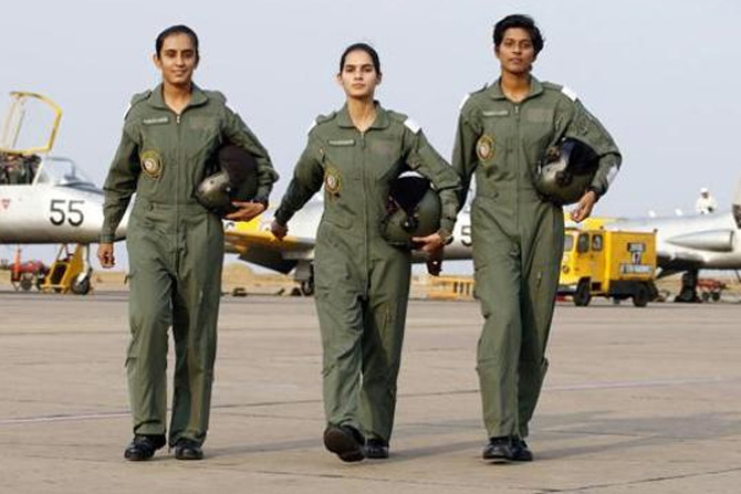 अवनी चतुर्वेदी, भावना कांत आणि मोहना सिंग: भारताच्या इतिहासात पहिल्यांदाच फायटर पायलट ‘सुपरसॉनिक फायटर जेट’ विमानं उडवणाऱ्या महिला