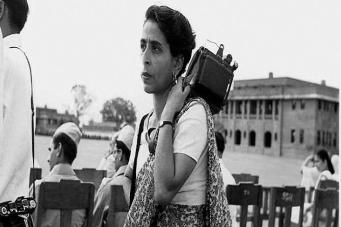 होमी वरारावाला: छायाचित्रकार म्हणून प्रसारमाध्यमांमध्ये काम करणाऱ्या (फोटो जर्नालिस्ट) पहिल्या भारतीय महिला साडी नेसून खांद्यावर कॅमेरा घेतलेला त्यांचा फोटो त्या काळाची प्रचिती देतो.