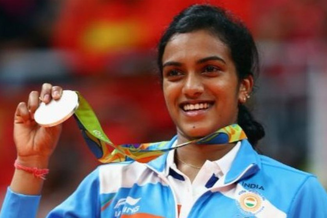पी.व्ही.सिंधू: रिओ ऑलिम्पिकमध्ये महिला बॅडमिंटन स्पर्धेत पी.व्ही.सिंधूने रौप्य पदकाची कमाई केली. ऑलिम्पिकमध्ये रौप्य पदकाची कमाई करणारी पहिली महिला ठरली