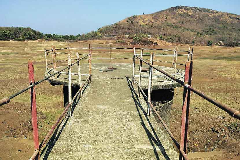 विरार पूर्वेकडील पापडखिंड धरणातून दररोज एक दशलक्ष लिटर पाणीपुरवठा केला जातो. मात्र या धरणाचा जलाशय सध्या पूर्णपणे आटला आहे.