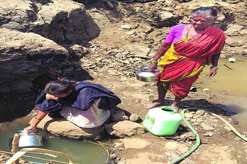 वाडा शहरातील सवारा पाडय़ातील रहिवासी खड्डय़ातील दूषित पाण्याचा वापर करत आहेत.