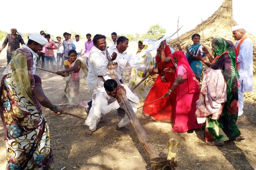 नांदगाव तालुक्यातील पोही येथे खुंटा उपसण्याचा प्रयत्न करणाऱ्या पुरुषांना काठय़ांचा मार देणाऱ्या महिला   (छाया- संदीप जेजूरकर)