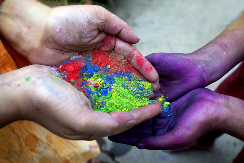 Holi 2019 : घरच्या घरी असे तयार करा नैसर्गिक रंग