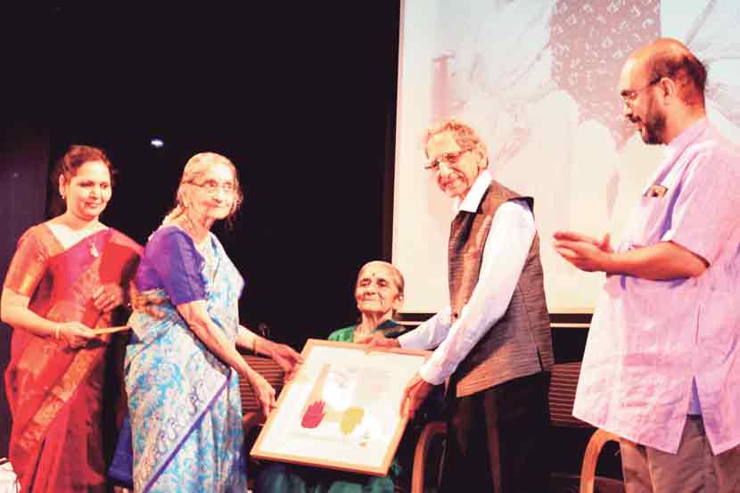 जन्मदा प्रतिष्ठान आणि स्वानंदी पुणे यांच्यातर्फे शि. द. फडणीस आणि शकुंतला फडणीस यांच्या हस्ते प्रमिला ढेरे यांना तपस्या पुरस्कार सोमवारी प्रदान करण्यात आला. अपर्णा केळकर आणि मिलिंद सबनीस या वेळी उपस्थित होते.